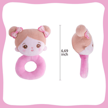 Carica l&#39;immagine nel visualizzatore di Gallery, OUOZZZ Soft Baby Rattle Toys Plush Abby Doll Stuffed Hand Rattles Squeaker Sticks for 0 3 6 9 Month Toddlers Girls
